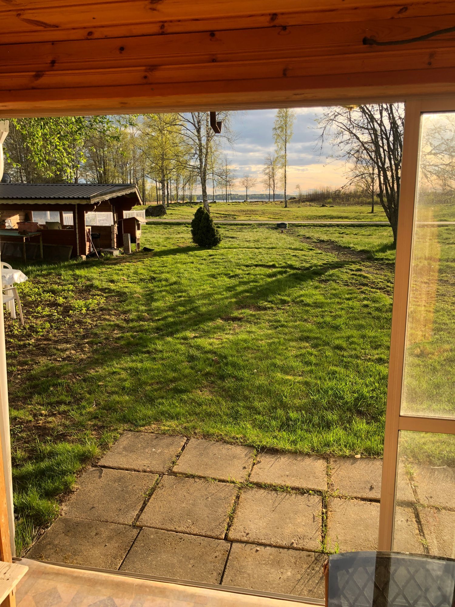 Stugan med sjöutsikt nära bad och handelsbod – bild 4 av 24