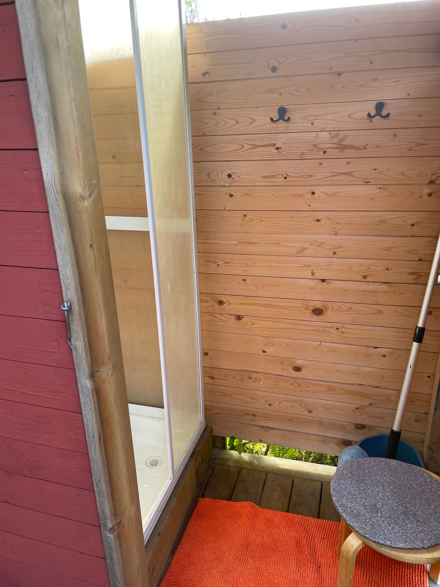 Timrad stuga på hyresvärdens tomt – bild 14 av 18