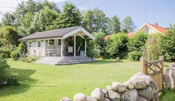 Mysig stuga vid Sandbybadet Löttorp