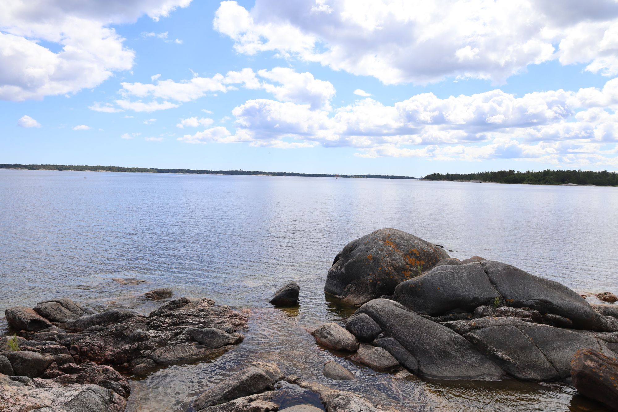 Mysig stuga med skärgårdens bästa utsikt – bild 4 av 17