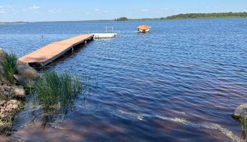 Stuga på sjötomt uthyres