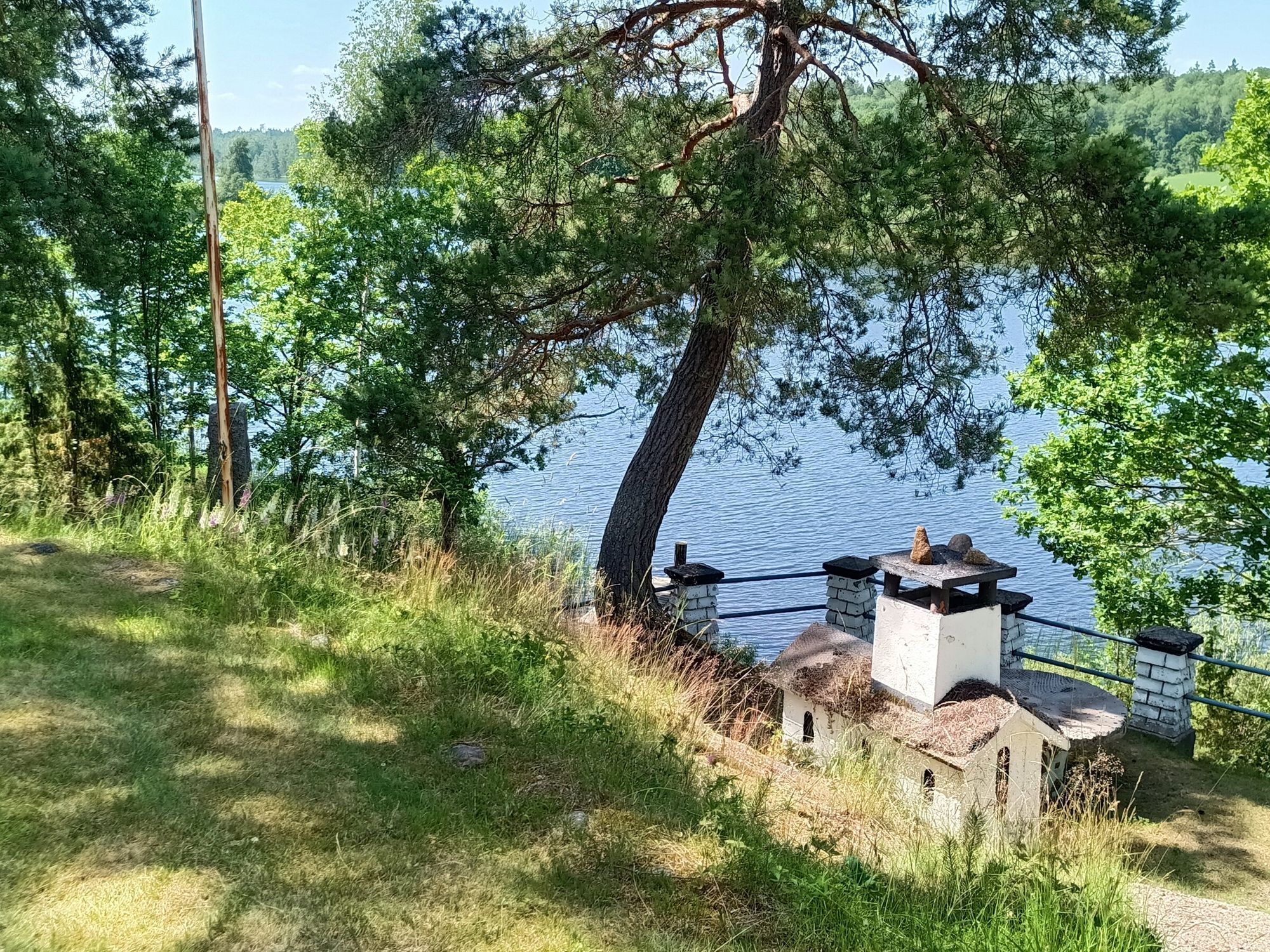 Enskilt belägen sommarstuga med egen strand – bild 9 av 14