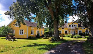 Naturskön och lantlig idyll mellan sjöar.
