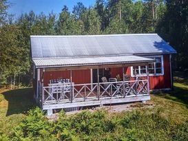 Mysig stuga med utsikt över sjö o älv i Dalsland