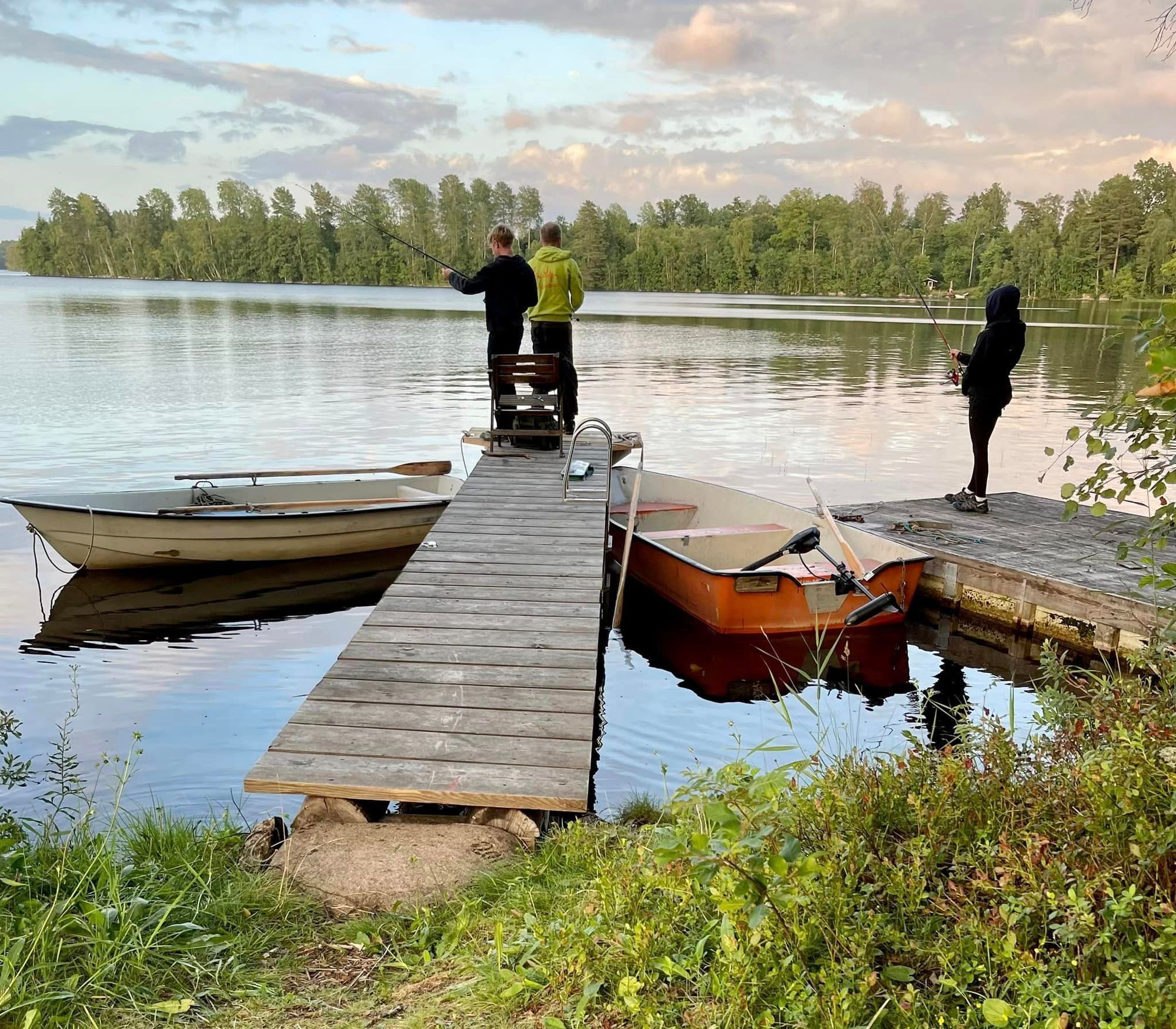 Liten röd stuga mellan två sjöar – bild 19 av 19