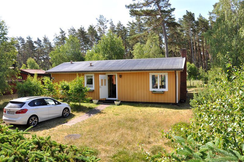 Stuga nära hav och skog