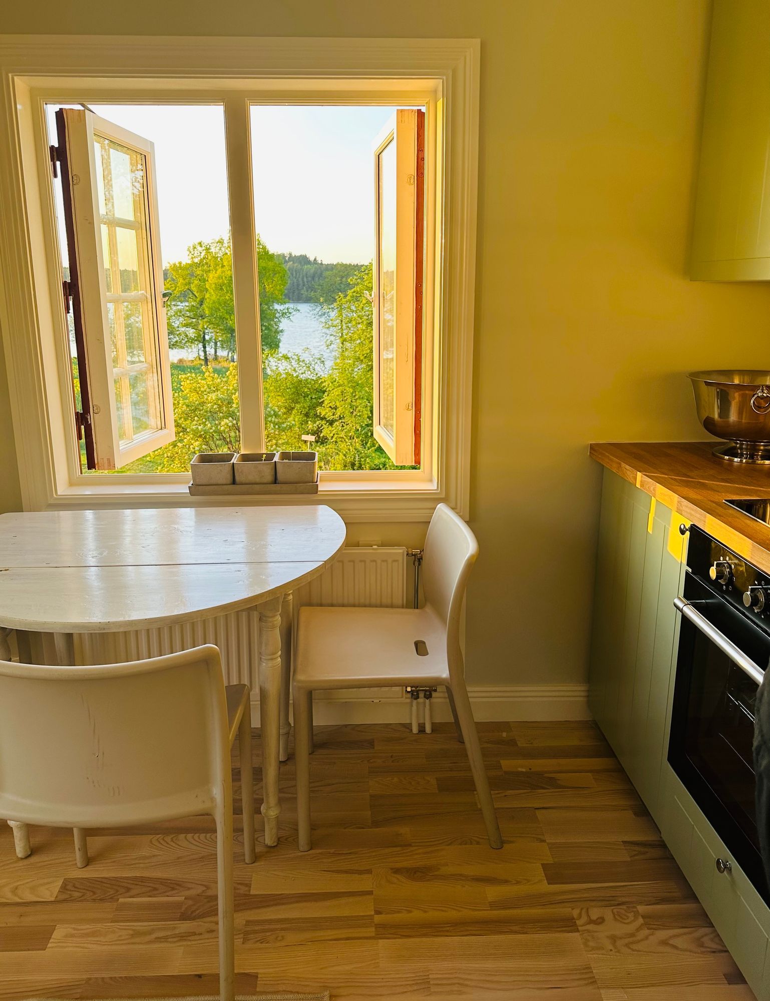 Topprenoverat med privat brygga på gård i Sörmland – bild 9 av 24