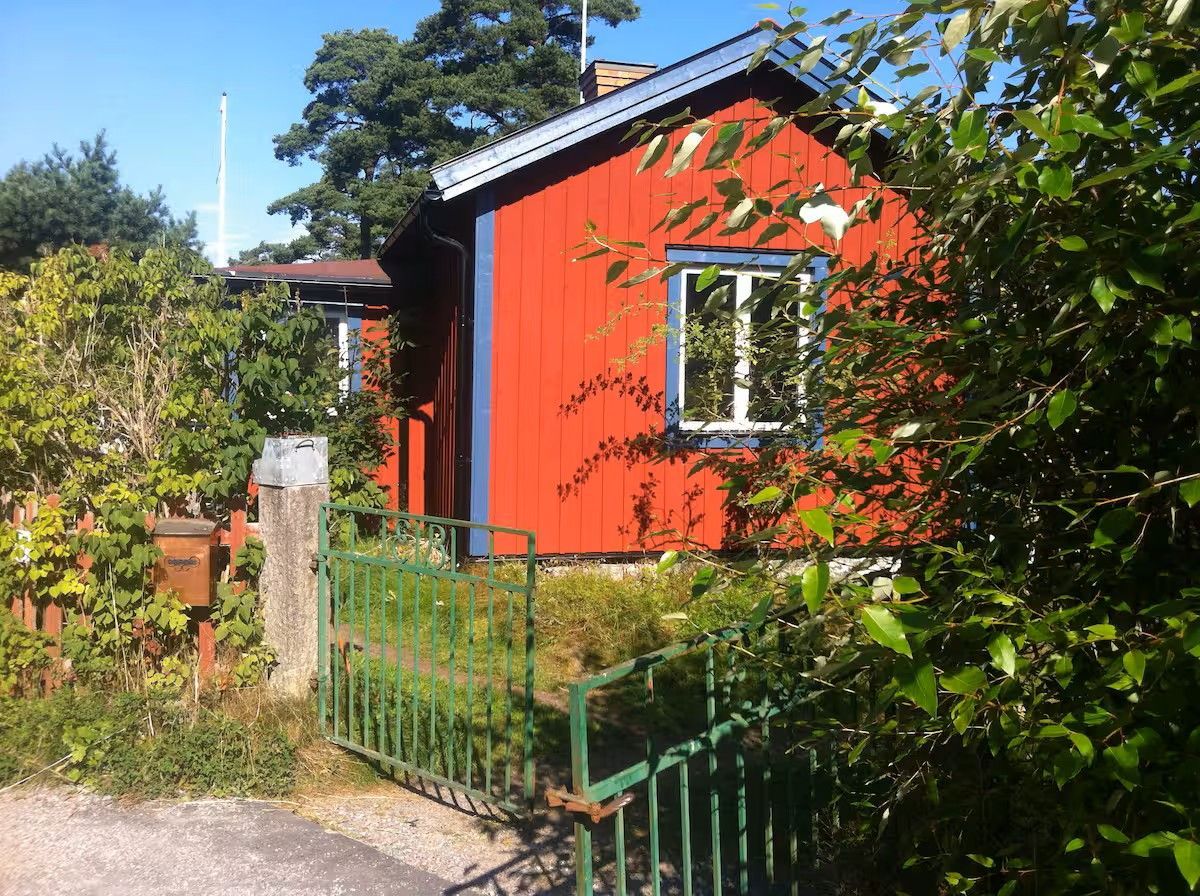Charmigt renoverat torp vid havet på Älgö