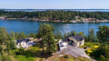 Arkitektritat hus med egen strand & brygga