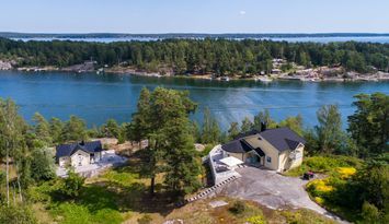 Arkitektritat hus med egen strand & brygga