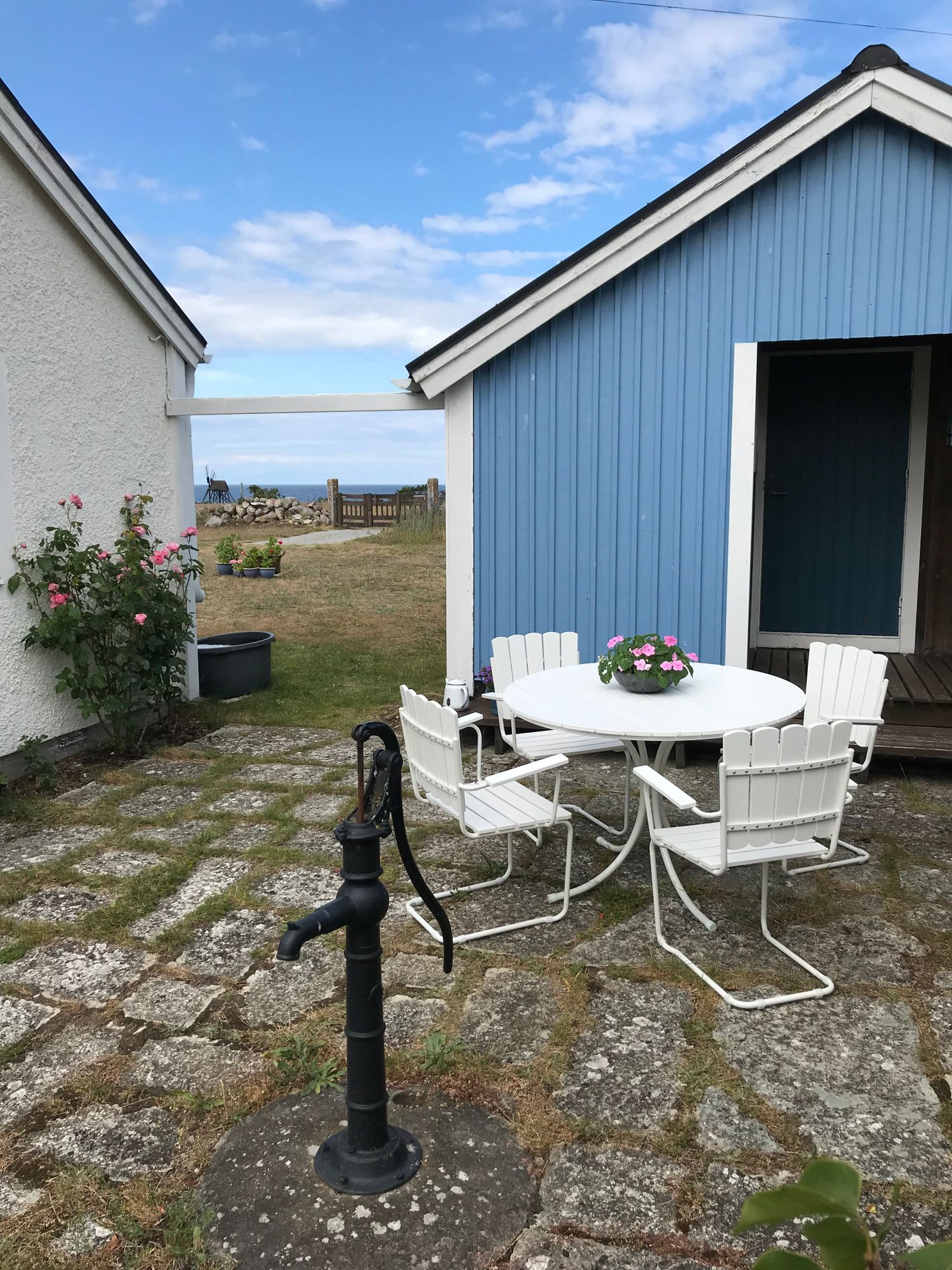 Gårdsstuga med vidunderlig utsikt i Jordhamn – bild 4 av 10