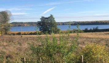 Mysigt hus med sjöutsikt 30 min från Stockholm