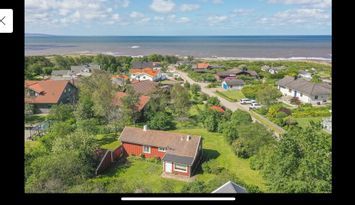 Havsnära röd sommarstuga
