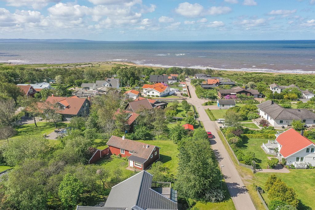 Havsnära röd sommarstuga – bild 3 av 17