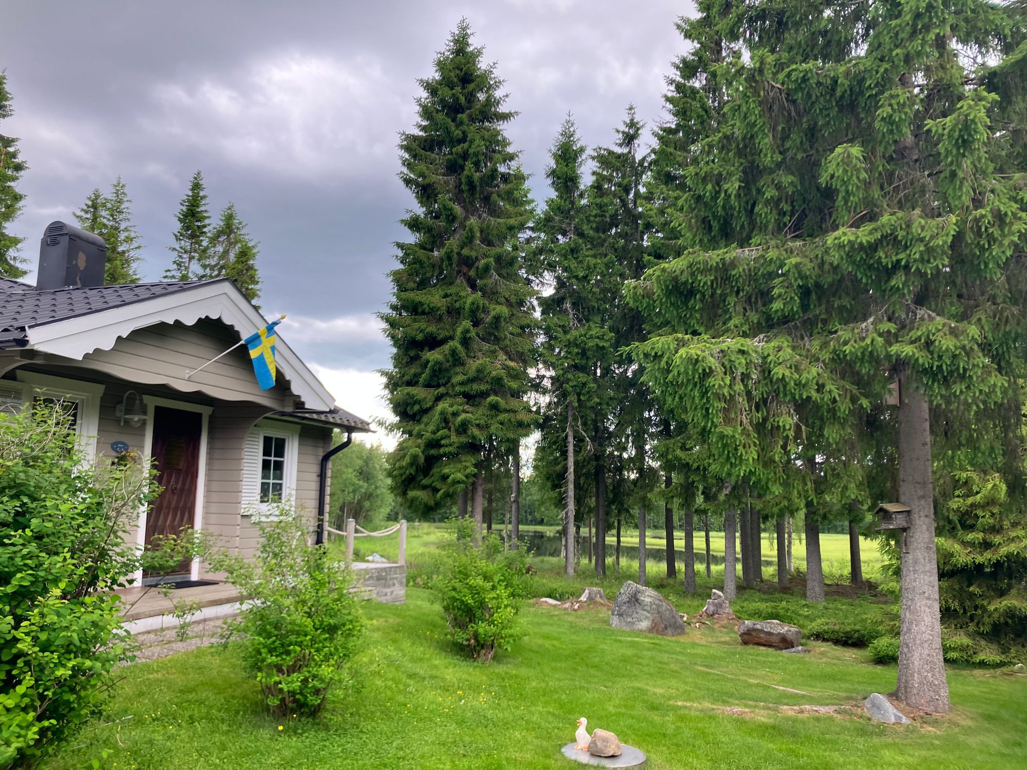 Året runt stuga med bastu och sjöutsikt