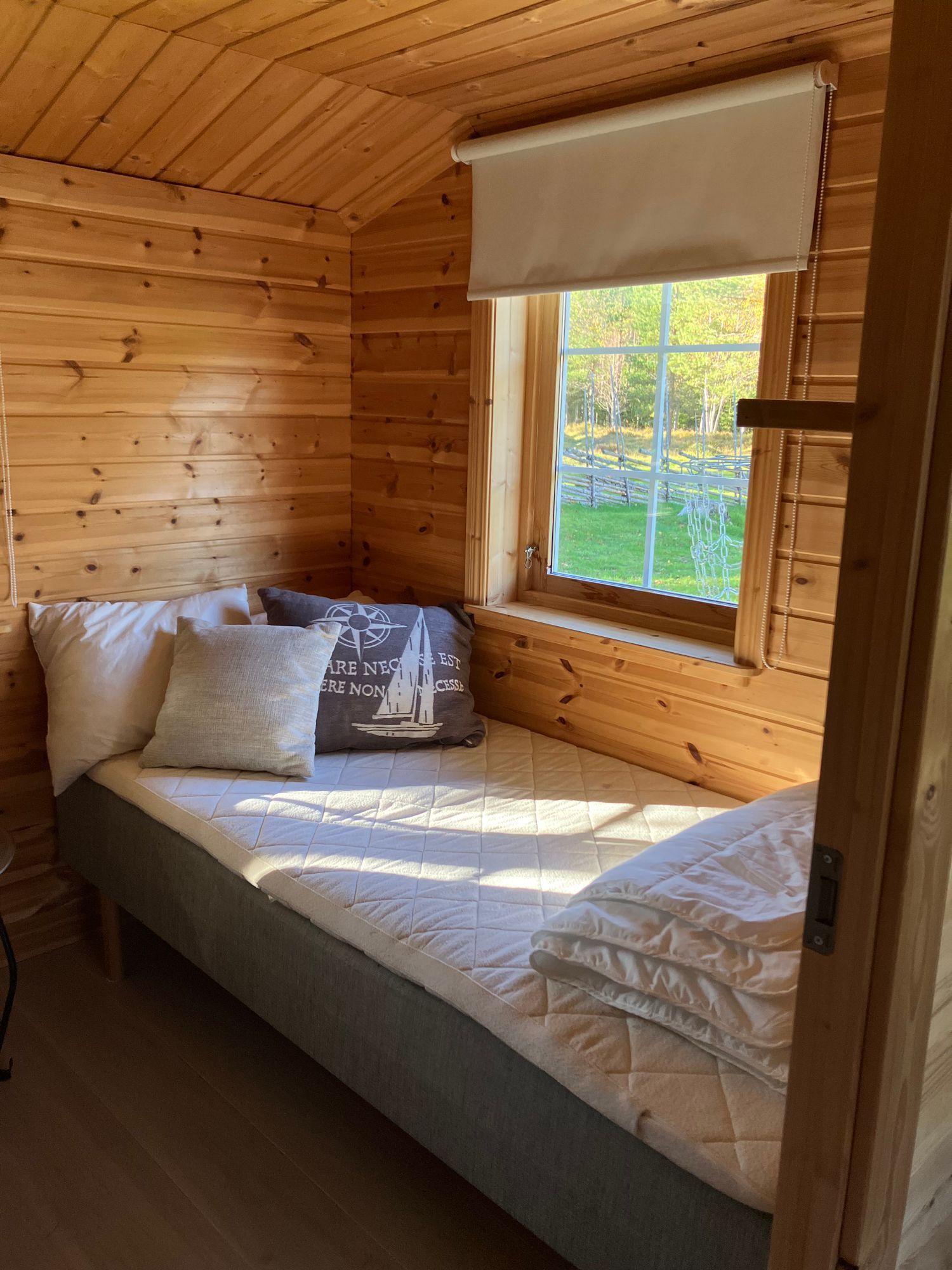 Året runt stuga med bastu och sjöutsikt – bild 4 av 12