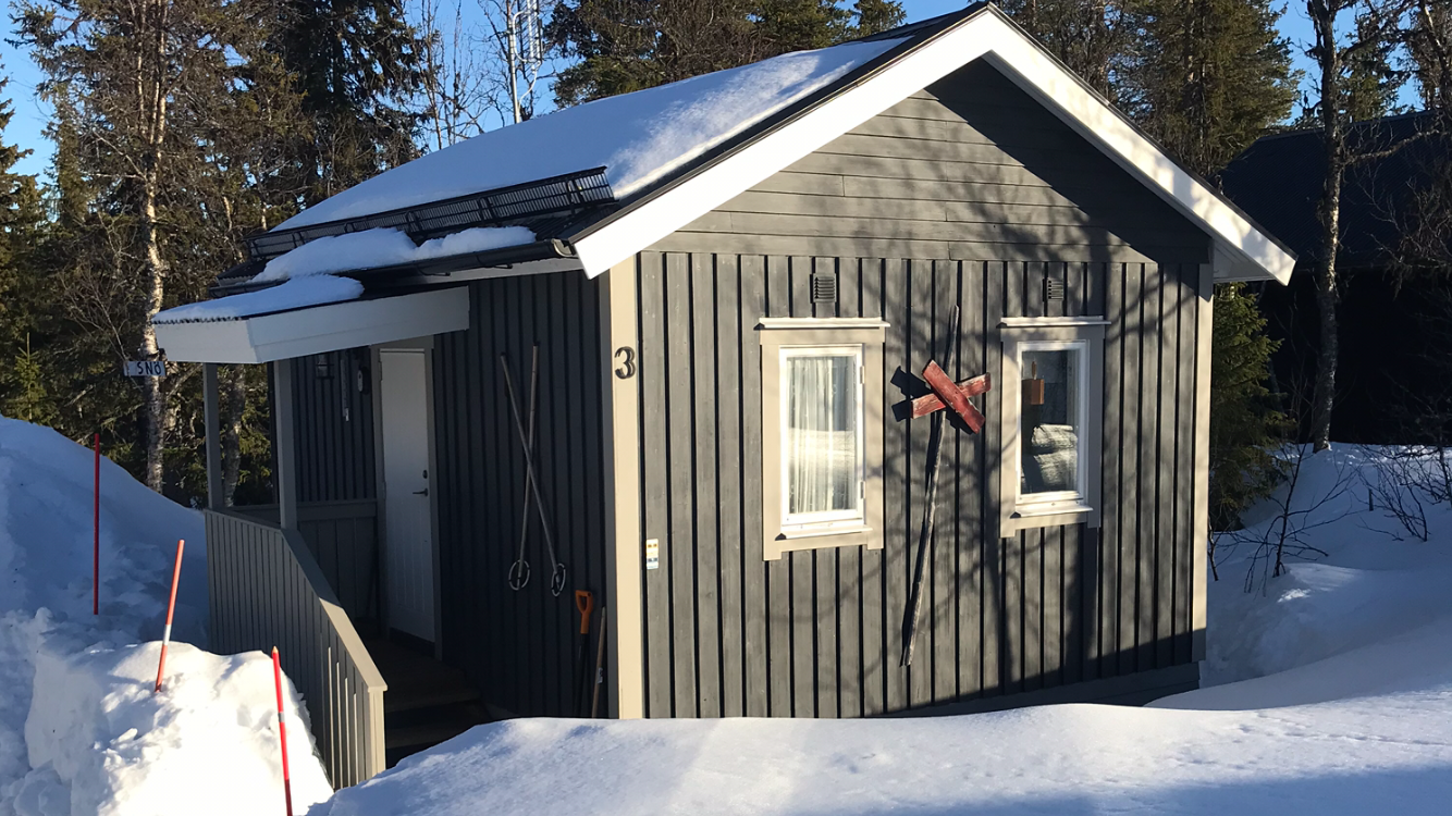 Trevlig liten stuga i snösäkra Storhogna.