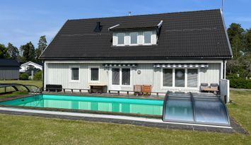 Fin villa med pool belägen i Storebro | SE05079