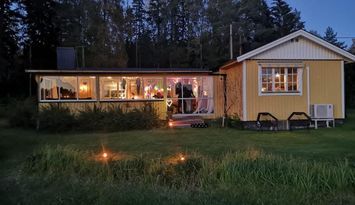 En idyllisk tillflykts plats vid sjön