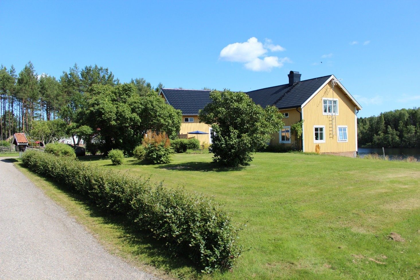 Stuga med sjöutsikt, mkt nära barnvänlig badplats – bild 2 av 7