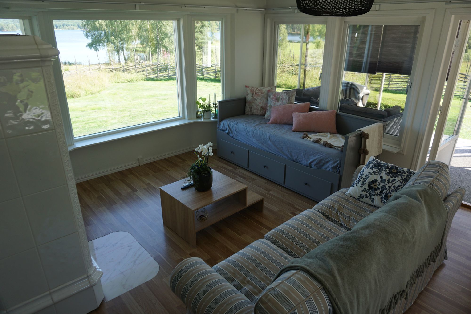 Rofylld sjönära retreat – bild 6 av 16