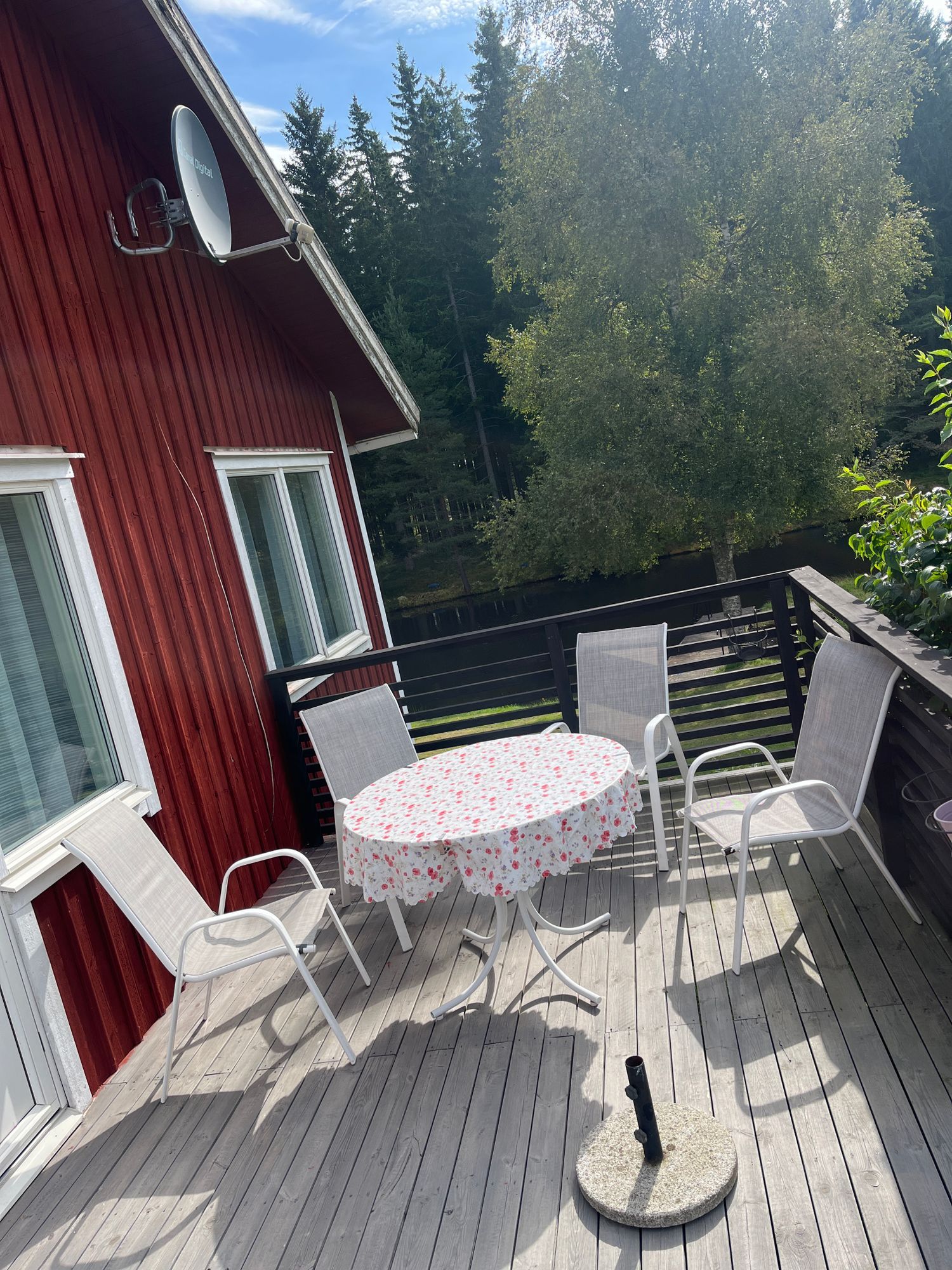 Rymligt hus på landet bredvid damm med egen brygga – bild 13 av 24