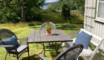 Idyll på sjötomt utanför Malmköping med bastu