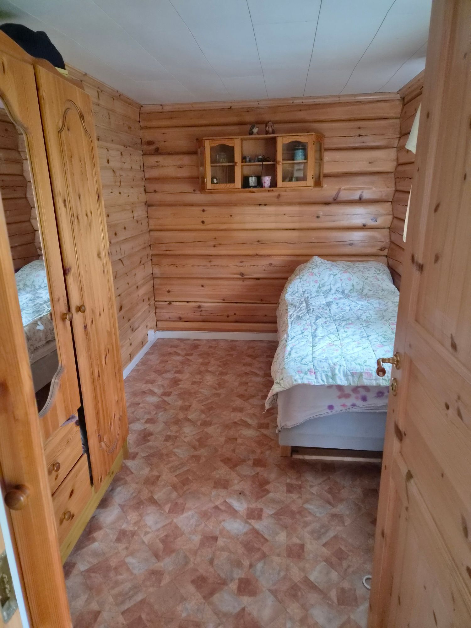 Stuga med strandläge. – bild 9 av 10