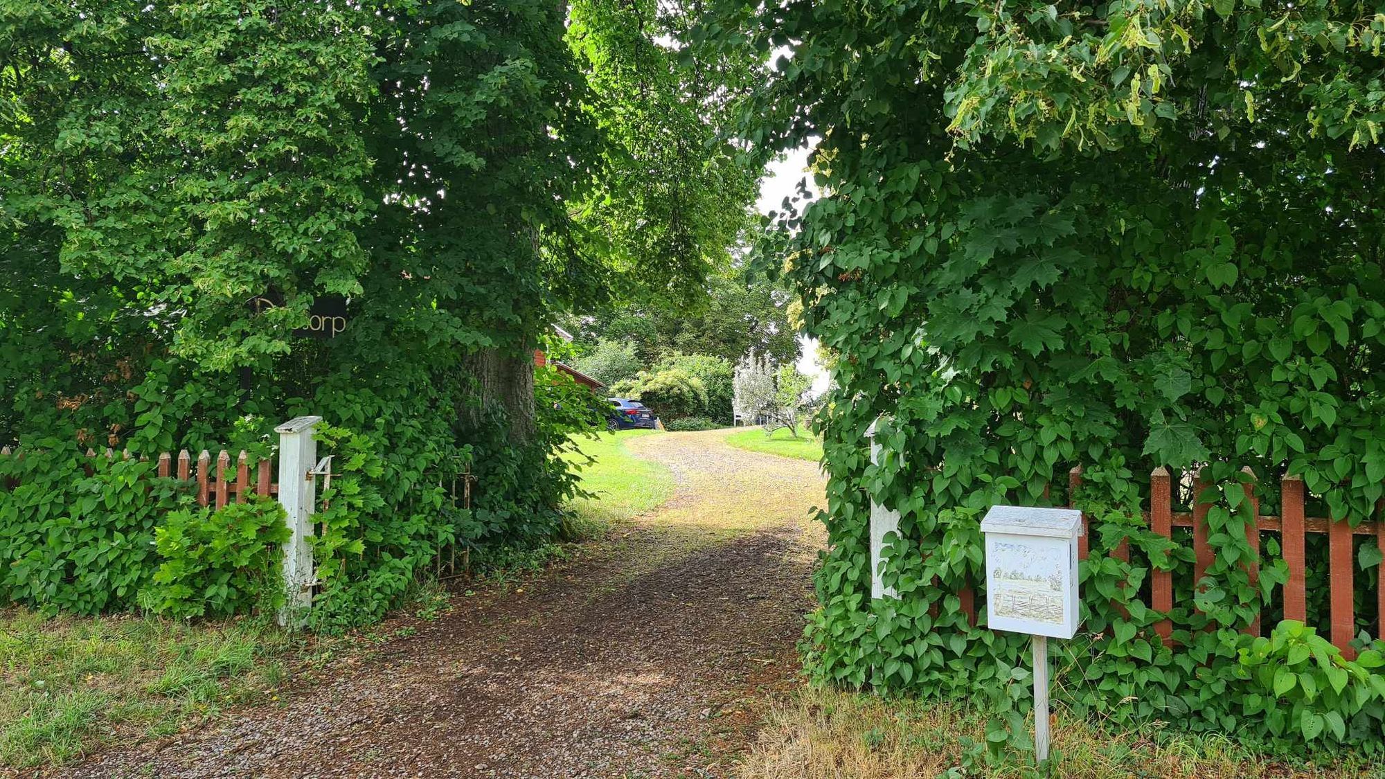 Trädgårdsidyll med lantligt läge