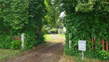 Trädgårdsidyll med lantligt läge