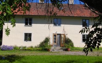 Vackert 1700-tals stenhus på privat ö