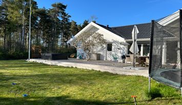 Strandnära hus med bubbelpool & 5 min till havet