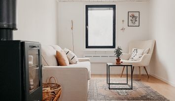 Lyxig röd stuga med braskamin nära sjö