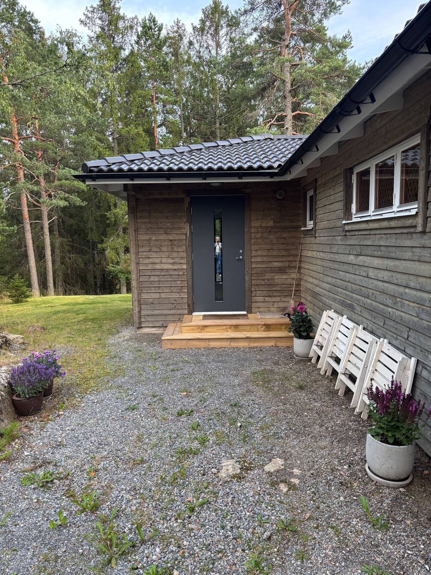 Modern och mysig stuga i skogen – bild 17 av 21