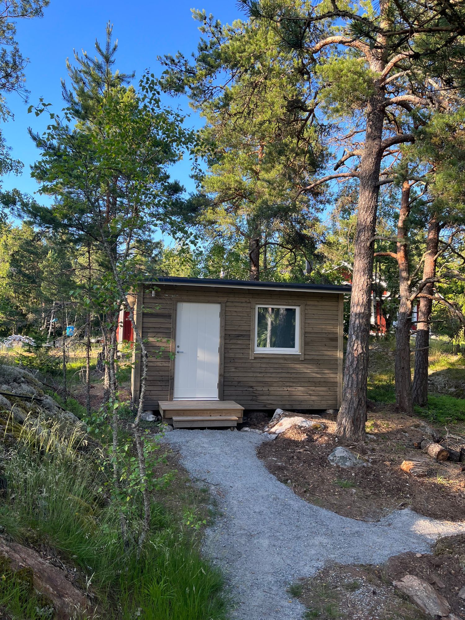 Modern och mysig stuga i skogen – bild 15 av 21
