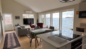Fritidshus vid havet med egen brygga