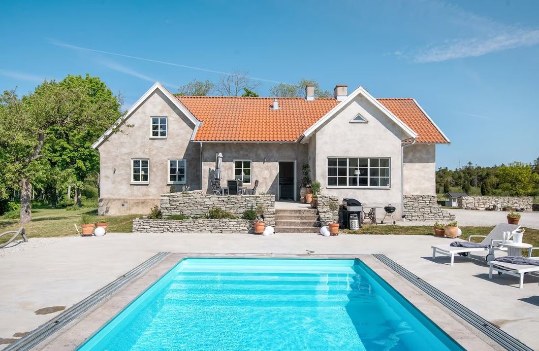 Kalkstenshus med pool, nära havet på Södra Gotland – bild 2 av 24
