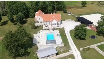 Kalkstenshus med pool, nära havet på Södra Gotland