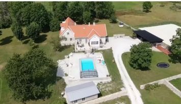 Kalkstenshus med pool, nära havet på Södra Gotland