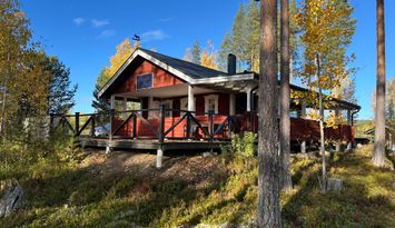 Rejäl off‑grid timmerstuga vackert belägen vid sjö
