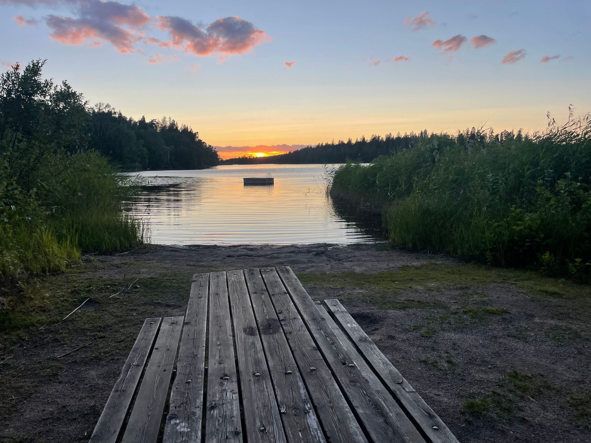 Modern & sjönära stuga