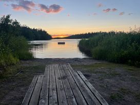 Modern & sjönära stuga