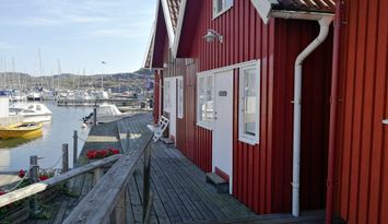 Stuga på brygga direkt vid havet, Tjörn, Bohuslän.