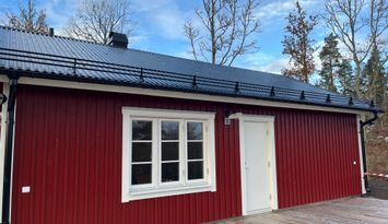 Stuga i parkmiljö med utsikt över sjö