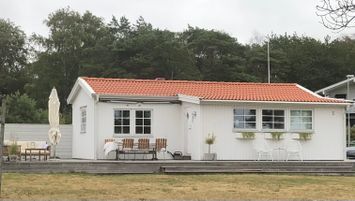 Mysig stuga med havsutsikt och stor tomt