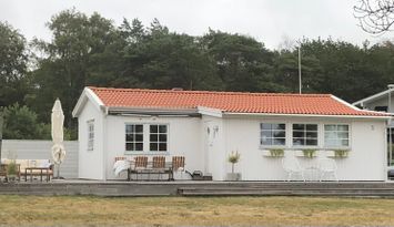 Mysig stuga med havsutsikt och stor tomt