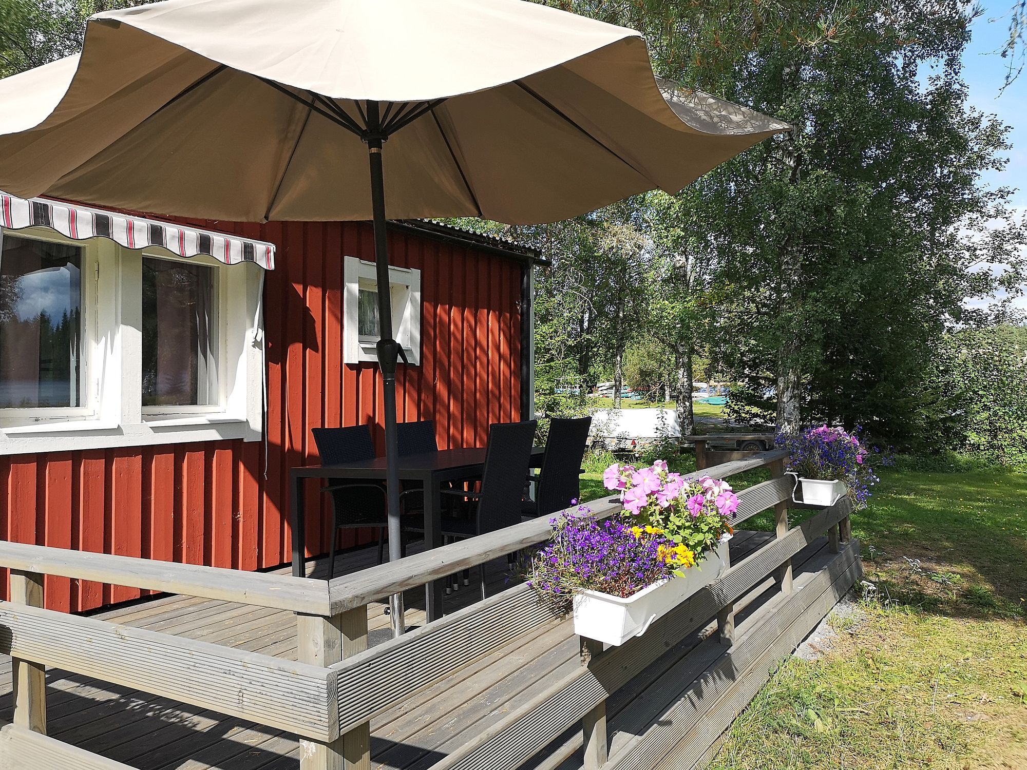 Bo vackert med utsikt över ån Hårkan