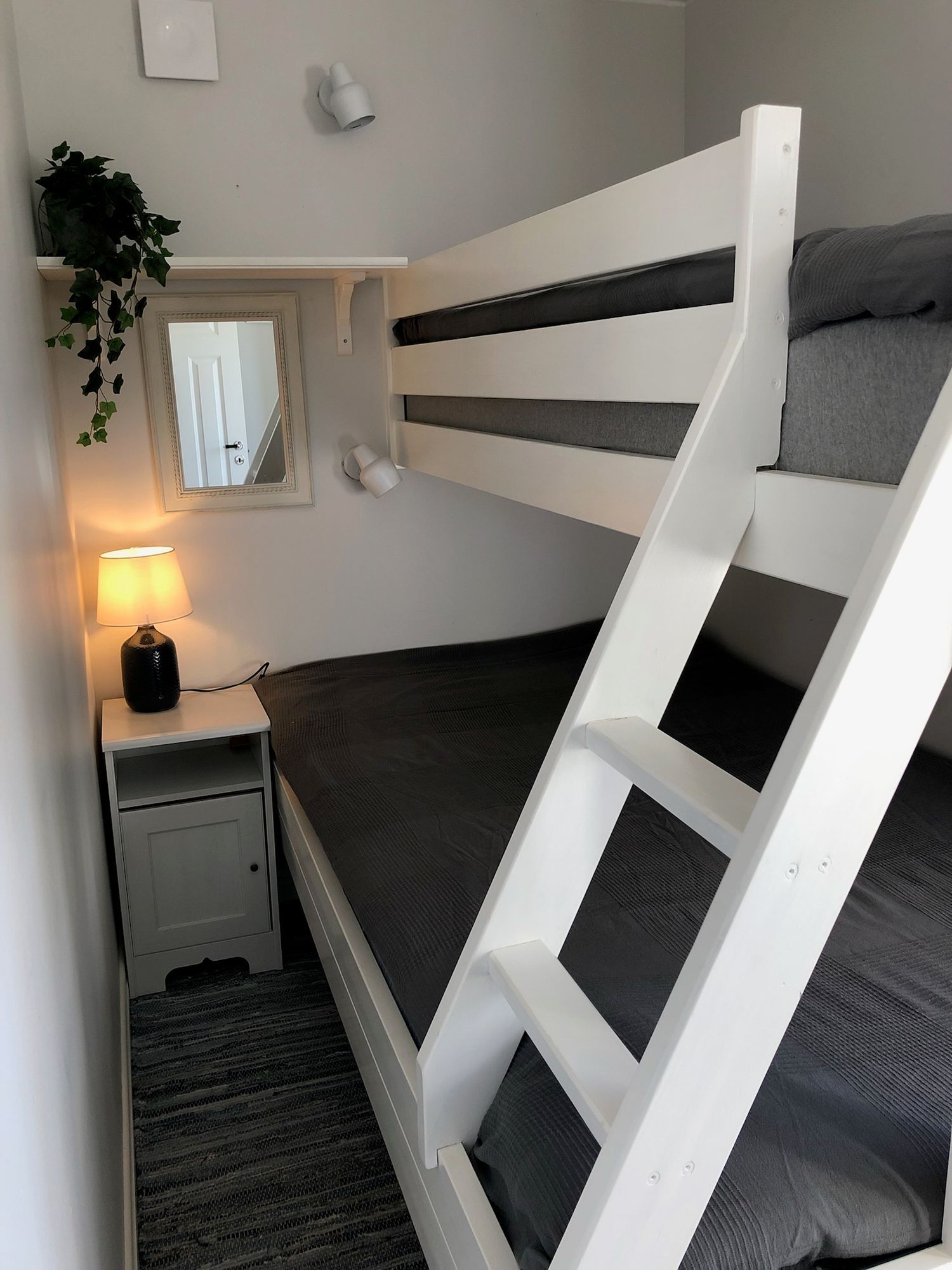 Nyrenoverat kalkstenshus i Lummelunda – bild 22 av 24