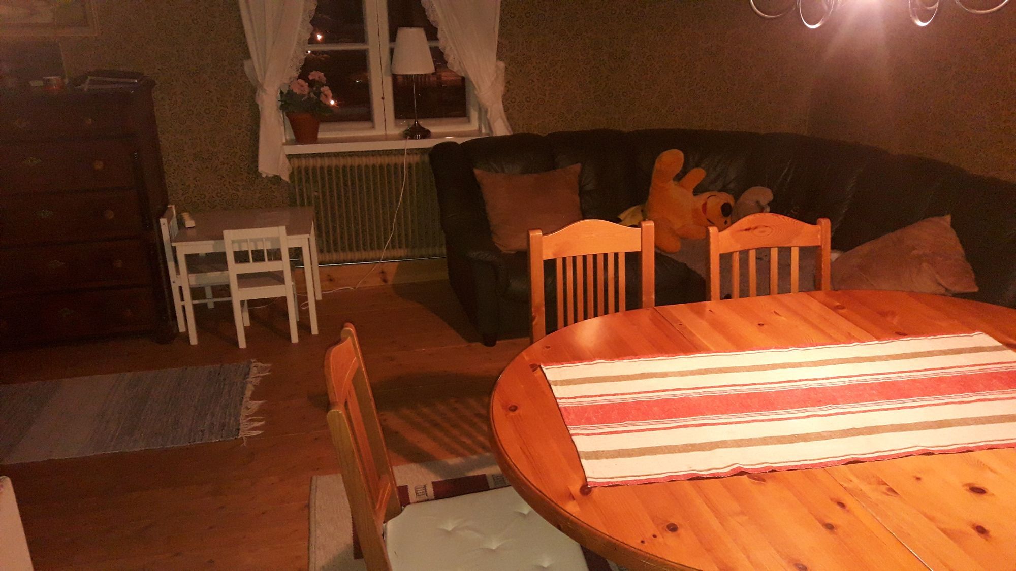 Charmig stuga – bild 3 av 7