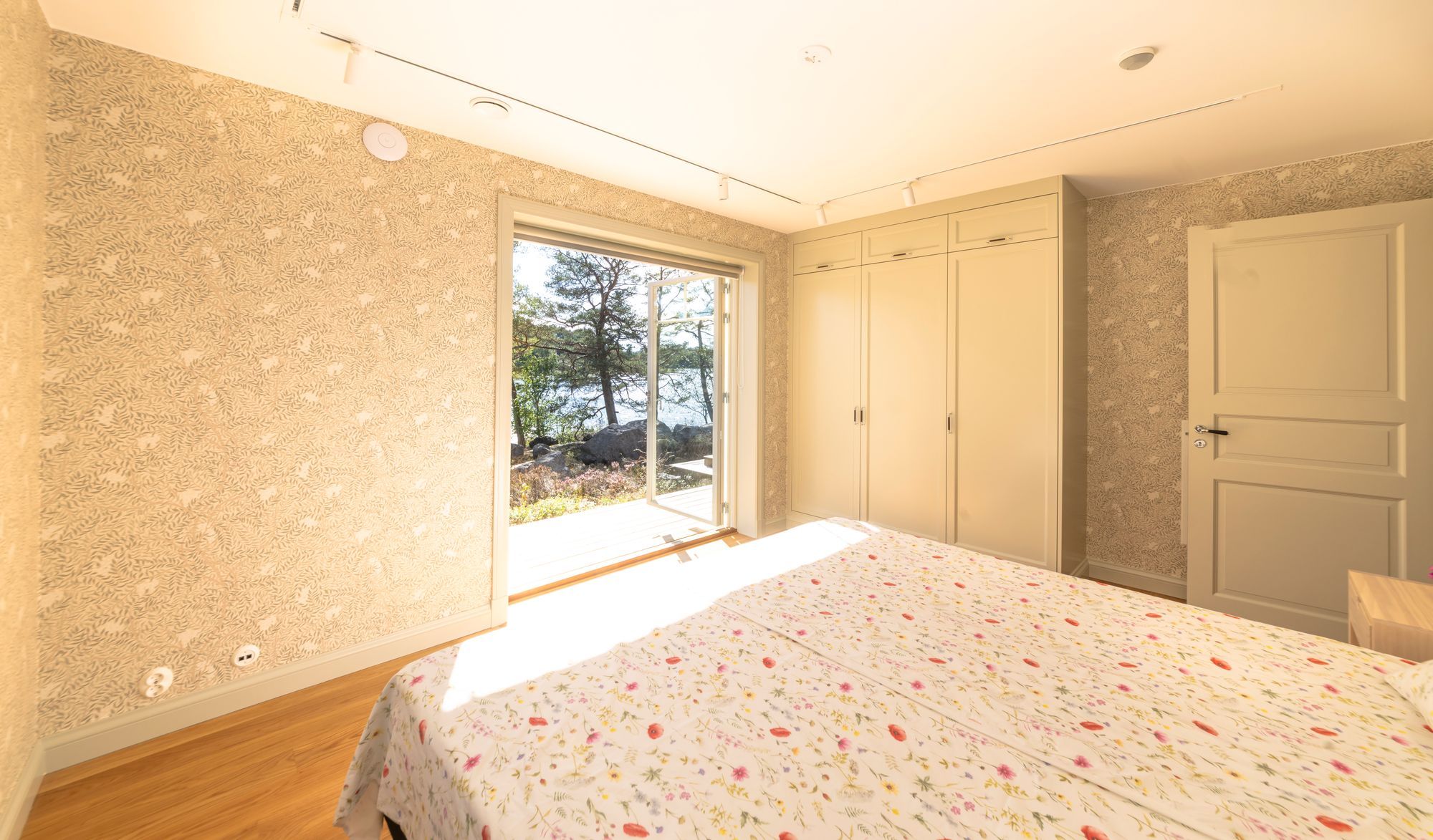 Nybyggt skärgårdshus, privat brygga och sandstrand – bild 11 av 24